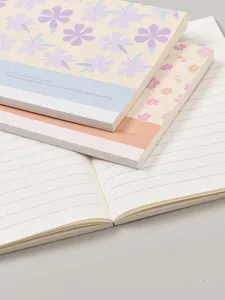 Prachtig bloemen motief gelinieerd notitieboek plat liggend dagboek voor notities