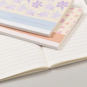 Elegant gelinieerd notitieboek met bloemenpatroon en draadloze binding voor dagelijks gebruik.