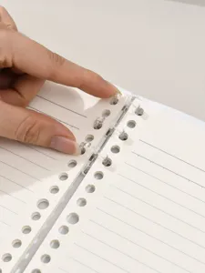 Detailansicht der klaren Kunststoff-Binderinge an einem nachfüllbaren Notizbuch, B5