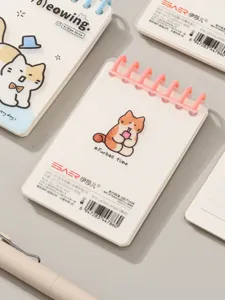 Lindo cuaderno de espiral A7 con ilustración de gato y páginas rayadas para notas diarias.