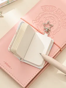 Joli mini carnet rose avec porte-clés étoile, agenda portable mignon pour l'écriture quotidienne.