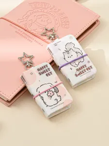 Gros plan détaillé de mini carnets porte-clés mignons avec motifs de chats et de chiens.