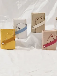 Detail van mini notitieboekje met leuk berenontwerp, PU lederen dagboek met drukknop.