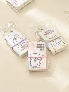 Vue détaillée de mini-carnets mignons avec emballage transparent, pendentifs portables.