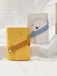 Gedetailleerd overzicht van mini schattig beren lederen notitieboek met riemsluiting hoes.