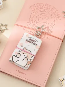 Détail de porte-clés mini carnet, esthétique rose, illustration d'animal mignon.