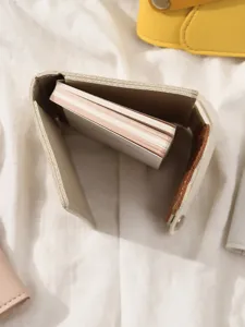 Creatief wikkelnotitieboekje dagboek met zachte leren kaft en metalen drukknoop.