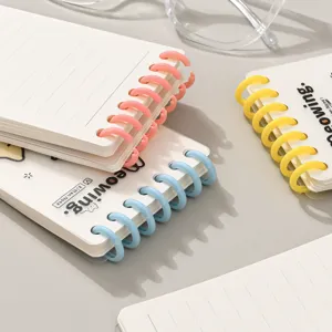 Cuaderno de anillas A7 con anillas de plástico de colores y papel rayado para notas fáciles.