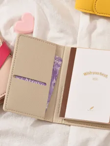Detailopname van beige PU lederen paspoortportemonnee en notitieboekje met kaartvak.