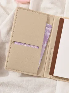 Detailopname van beige PU lederen paspoorthouder interieur met steekvak en in kaart.