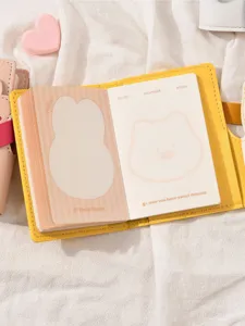 Detailopname van een schattig miniformaat geel leren notitieboekje met ruitjes.