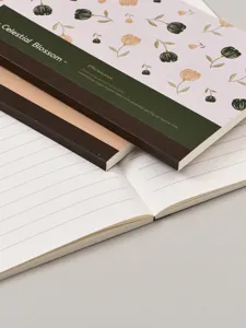 Détail de carnet ligné format A6 avec belle illustration florale, reliure collée à plat.