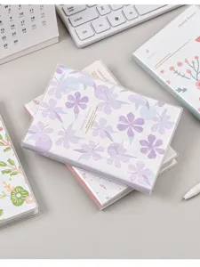 Vista detallada del cuaderno de notas con cubierta floral y funda protectora transparente.