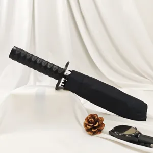 Kreativer schwarzer faltbarer Regenschirm mit realistischem japanischen Katana-Griff