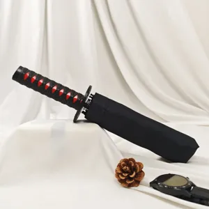 Detailansicht des kreativen Katana-Samurai-Schwertgriff-Regenschirms mit schwarzer Hülle