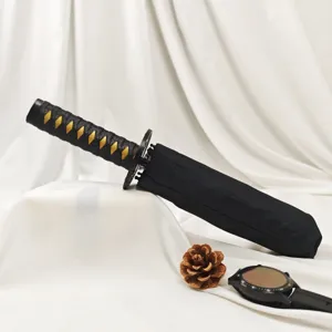 Detailansicht des kreativen schwarzen Klappschirms mit realistischem Katana-Schwertgriff