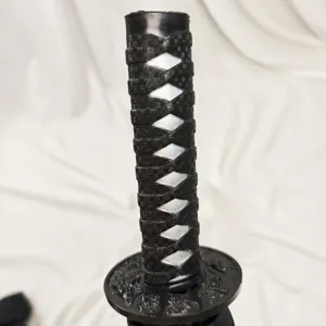 Nahaufnahme des Regenschirmgriffs im Samurai-Stil mit gewebtem Griff und verzierter Tsuba.
