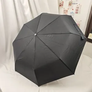 Detailansicht eines großen schwarzen Samurai-Regenschirms mit kreativem Design.