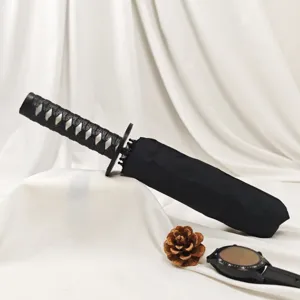 Regenschirm mit Katana-Schwertgriff und schwarzem Schirm auf elegantem weißem Stoff