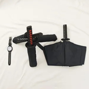 Detailansicht der schwarzen Samurai-Katana-Schwerthandgriff-Regenschirme auf Weiß