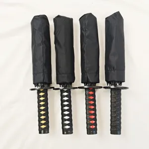 Details des Samurai-Katana-Regenschirmgriffs in Gold, Weiß, Rot und Schwarz.
