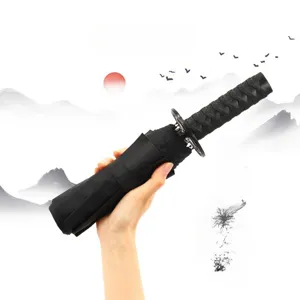 Kreativer Samurai-Schwert-Griff Regenschirm in Schwarz mit traditioneller Tuschemalerei