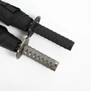 Kreative japanische Samurai Katana Schwertgriff schwarze Regenschirme auf weißem Grund