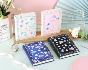 Taccuino con copertina in silicone e chiusura magnetica con dettagli illustrati floreali.