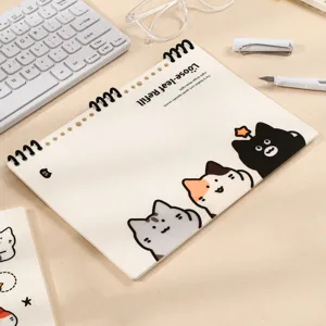 Detailansicht des B5 Ringbuchs mit süßen Katzenillustrationen und Segmentringbindung auf dem Schreibtisch.