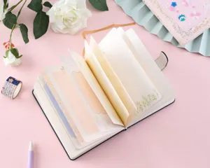 Simpatico taccuino magnetico illustrato floreale diario con pagine interne a quadretti e righe.