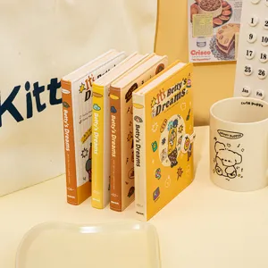 Gedetailleerd overzicht van vier kleurrijke originele illustratiedagboeken met gespsluiting