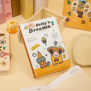 Detailopname van de schattige Betty's Dreams geïllustreerde notitieboekje met gesp.