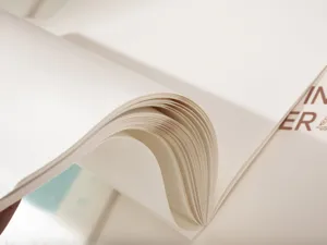 Dettaglio carta per taccuino B5 che mostra texture liscia e pagine di alta qualità.