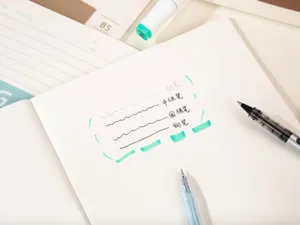B5 quaderno dettaglio carta test scrittura scena con penne primo piano superficie