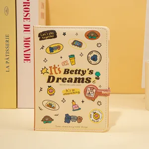 Detailopname van een notitieboek met originele illustraties en een magnetische gesp.