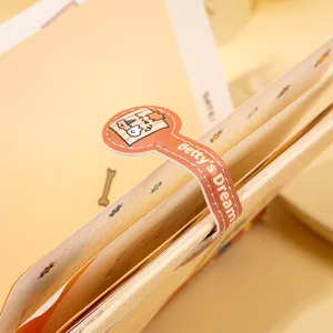 Gedetailleerd overzicht van de oranje magnetische gesp met illustratie voor creatief dagboek