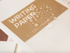 B5 taccuino a quadretti impermeabile primo piano, carta da scrittura liscia con prova d'acqua