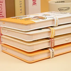 Dichtbij opname van een stapel kleurrijke dagboeken met magnetische gespen.