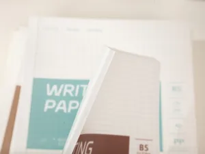 Dettaglio in primo piano di un taccuino quadrettato B5 con copertina in PP e trama carta.