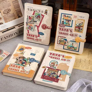 Dichtbij van vier kleurrijke geïllustreerde reisdagboeken met magneetsluiting.