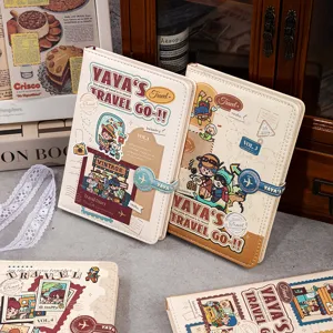 Close-up van vintage illustratie-notitieboekjes met reismenu-covers en gespen.