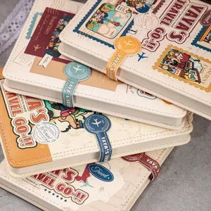 Detail van gestapelde reisdagboeken met kleurrijke gespen en originele illustraties.