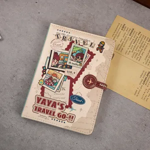 Detailopname van een reisnotitieboekje met originele illustraties en een gespsluiting.