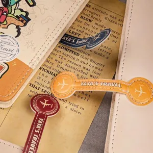 Detailopname van magnetische gespen met reisthema op kunstlederen notitieboekjes