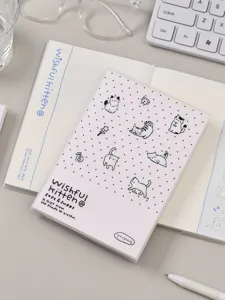 Détail de carnet motif chat mignon, couverture à pois rose avec adorables illustrations.