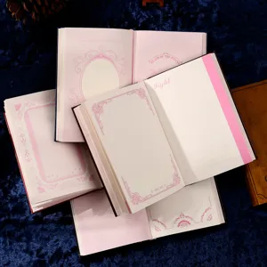 Taccuino con copertina rigida A5 vintage con pagine rosa decorative e layout a righe.