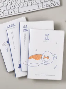 Détail de carnet chat A5 avec illustration mignonne de chaton et pages lignées.