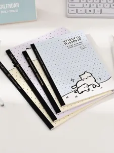 Primo piano di quaderno con gatto, design minimalista e linee chiare per prendere appunti.