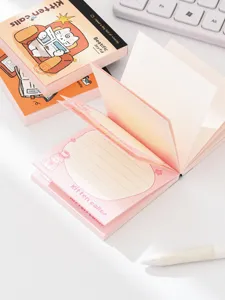 Vue détaillée des pages d'un bloc-notes à thème de chat avec illustrations et lignes.