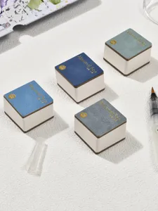 Gedetailleerd overzicht van draagbaar vierkant pocket aquarelboek met fijn papier.